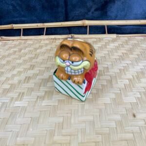 GARFIELD THE CAT SURPRISE CHRISTMAS ORNAMENT 1981 ENESCO VINTAGE GIFT PRESENT